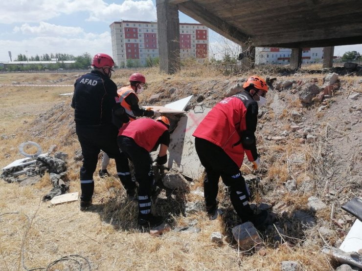 Aksaray’da gerçeği aratmayan afet müdahale tatbikatı