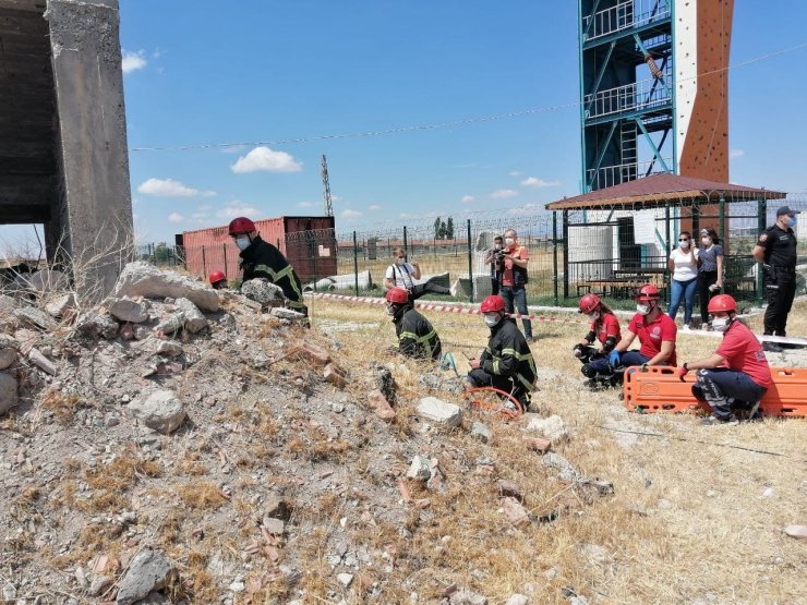 Aksaray’da gerçeği aratmayan afet müdahale tatbikatı