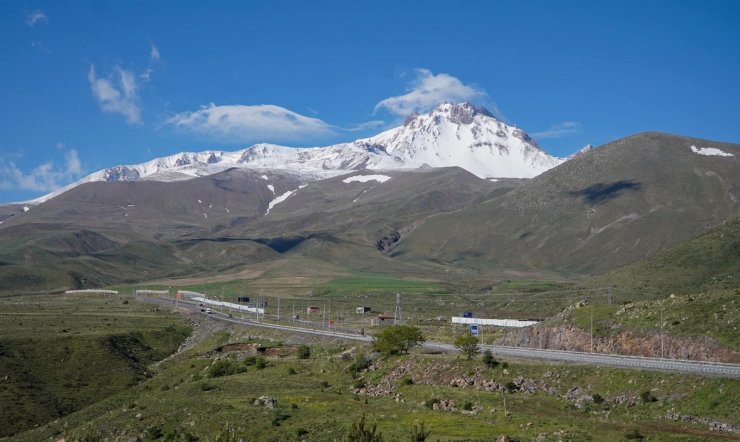 Kar yağışının ardından Erciyes beyaza büründü