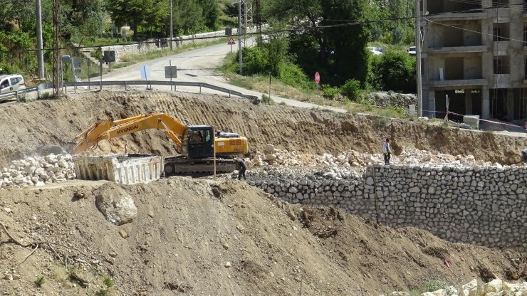 Karaman Başyayla’da dik ve virajlı yollar genişletiliyor