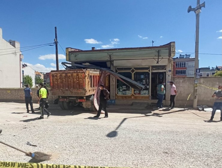 Freni patlayan hafriyat yüklü kamyon, 3 aracı ve 1 motosikleti ezip dükkana girdi