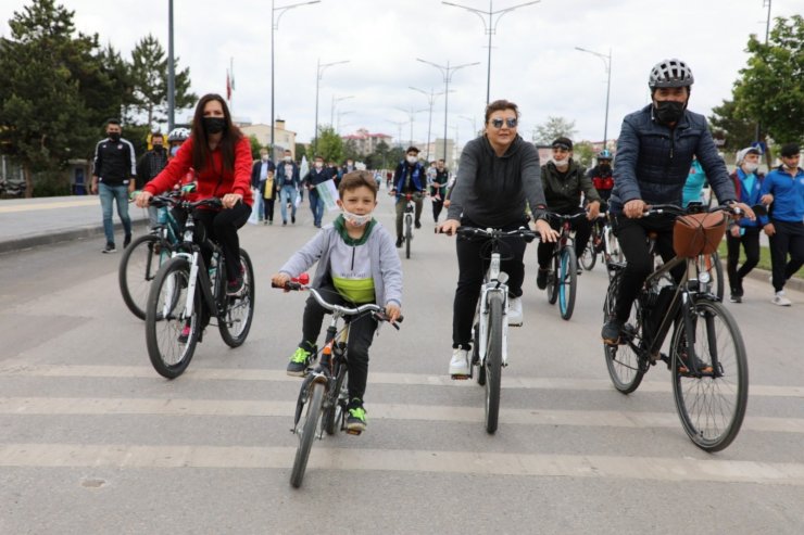 Çevre için yürüyüş yapıp pedal çevirdiler