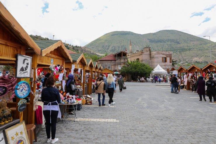 Talas’ta Maharetli Eller Kadın Üretici Pazarı Yeniden Başladı