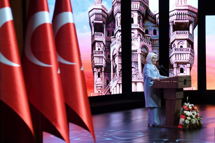 Emine Erdoğan: “Teknolojik ilerlemeyle eş zamanlı olarak manevi ilerleme sağlayamıyoruz”