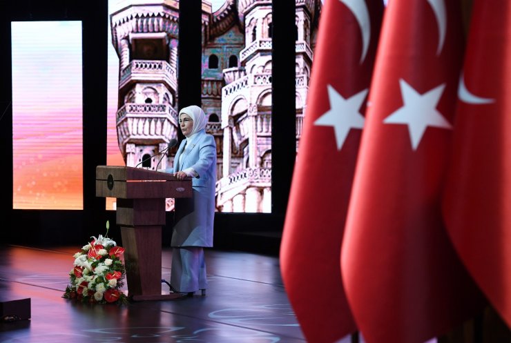 Emine Erdoğan: “Teknolojik ilerlemeyle eş zamanlı olarak manevi ilerleme sağlayamıyoruz”