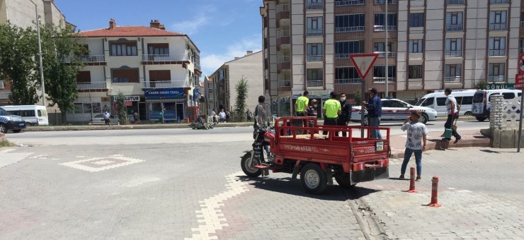 Triportörle elektrikli bisiklet çarpıştı: 2 yaralı