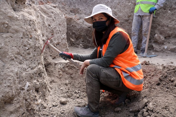 Kazıda ortaya çıkan 2 seramik parçası heyecan uyandırdı