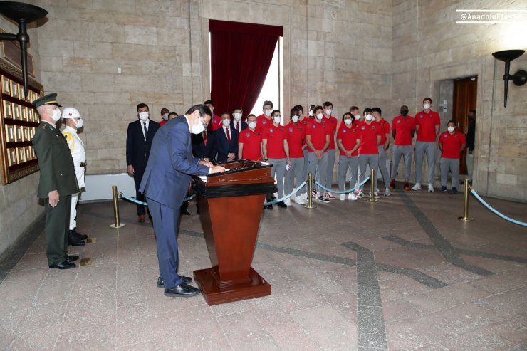 Euroleague ve Basketbol Süper Ligi şampiyonu Anadolu Efes, Anıtkabir’de