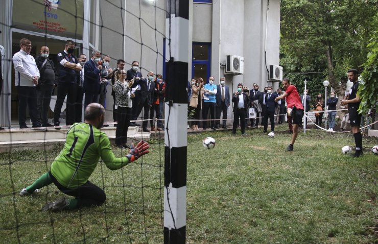 EURO 2020’ye katılacak ülkelerin büyükelçileri penaltı yarışında kozlarını paylaştı