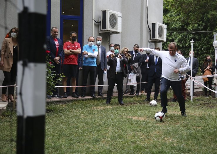 EURO 2020’ye katılacak ülkelerin büyükelçileri penaltı yarışında kozlarını paylaştı