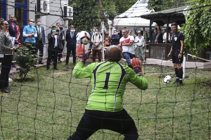 EURO 2020’ye katılacak ülkelerin büyükelçileri penaltı yarışında kozlarını paylaştı