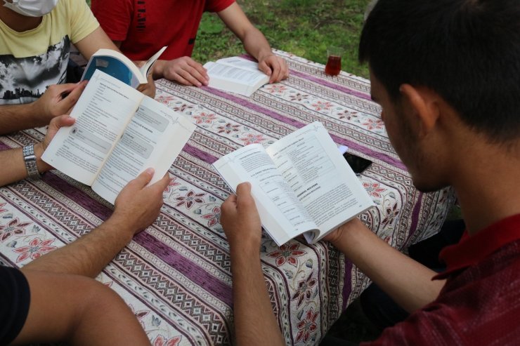 Doğa ile iç içe kitap okumanın keyfine vardılar