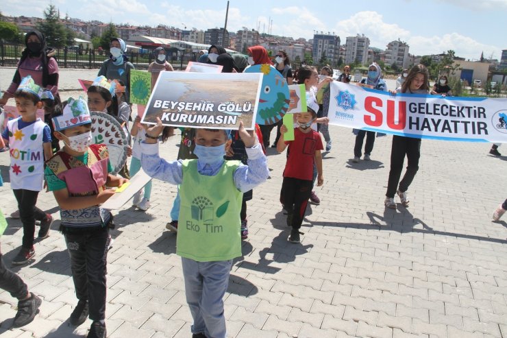 Göl kıyısında yürüyüş yapan öğrenciler ‘Beyşehir Gölü kurumasın, hayat durmasın’ dedi