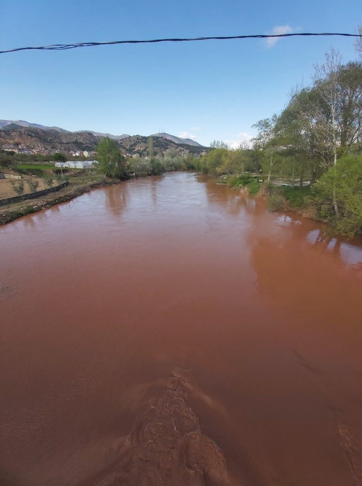 Sakarya nehri kızıla boyandı