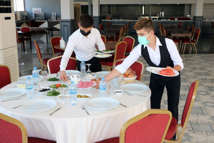 Bu okuldan 3 dil öğrenerek mezun oluyorlar işleri ise hazır