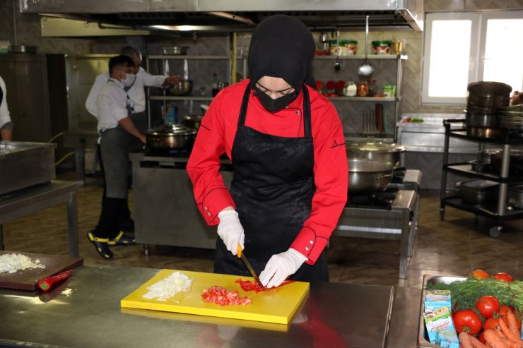 Bu okuldan 3 dil öğrenerek mezun oluyorlar işleri ise hazır