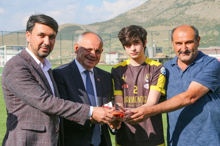 Başkan Öztürk’ün genç futbolculara desteği devam ediyor