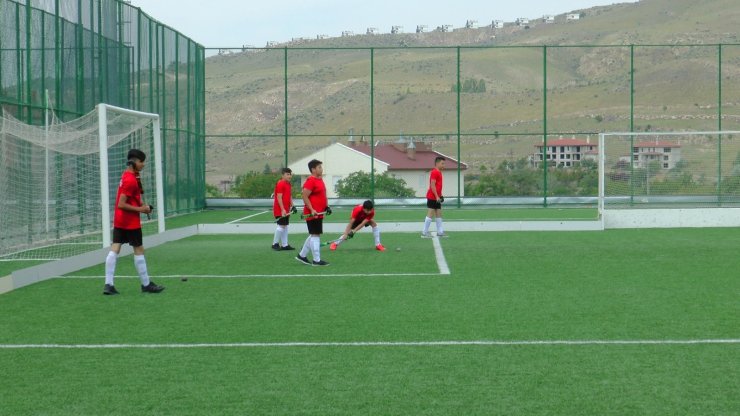 Kabakcı’dan çim hockeyi sporcularına ziyaret