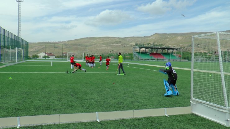 Kabakcı’dan çim hockeyi sporcularına ziyaret