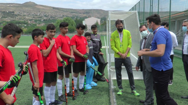 Kabakcı’dan çim hockeyi sporcularına ziyaret