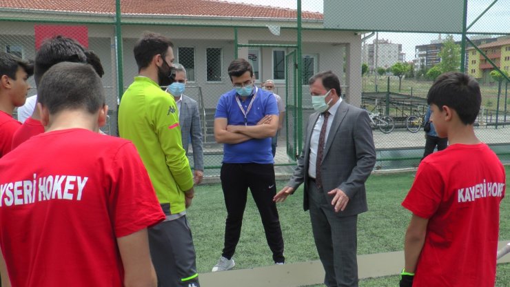 Kabakcı’dan çim hockeyi sporcularına ziyaret