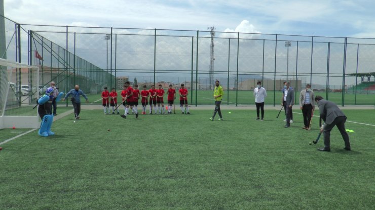 Kabakcı’dan çim hockeyi sporcularına ziyaret