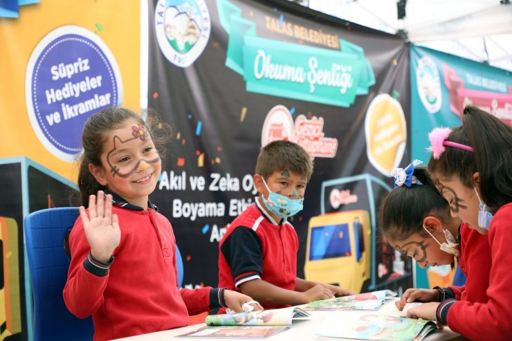 Talas’ta çocuklar bu aracın yolunu heyecanla gözlüyor