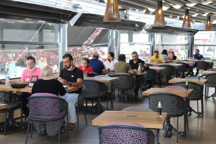 Kafe ve restoranlara vatandaşlar yoğun ilgi gösteriyor