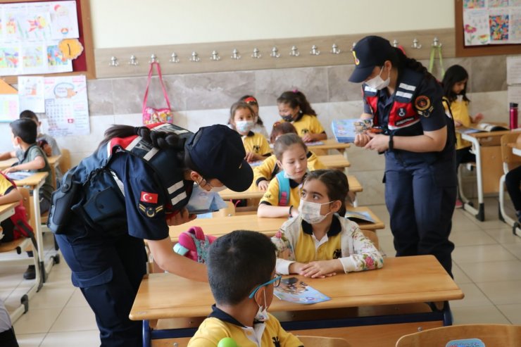 Aksaray Jandarma minik öğrencilerin okul heyecanını paylaştı