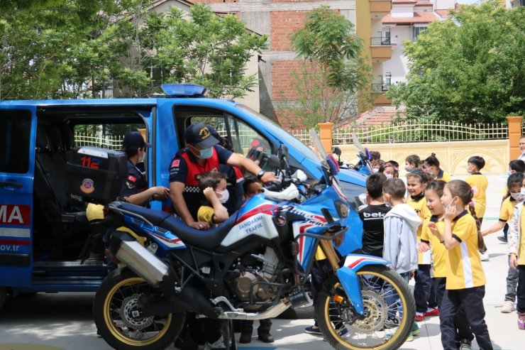 Aksaray Jandarma minik öğrencilerin okul heyecanını paylaştı