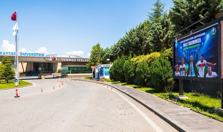 Kayseri Üniversitesi’nden Milli Takımımıza Billboardla Destek