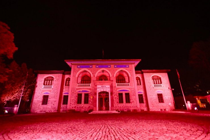 Türkiye’nin sembol bina ve tarihi yapıları Kızılay için kırmızı ışıkla aydınlandı