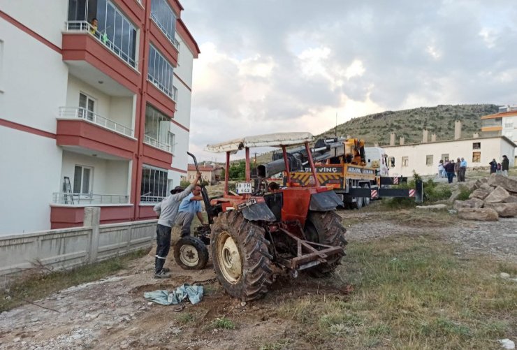 Traktör şarampole devrildi, kadın sürücü yaralandı