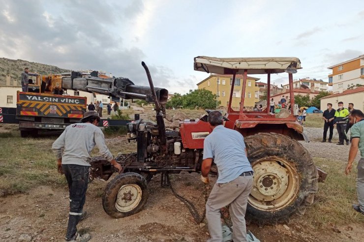 Traktör şarampole devrildi, kadın sürücü yaralandı