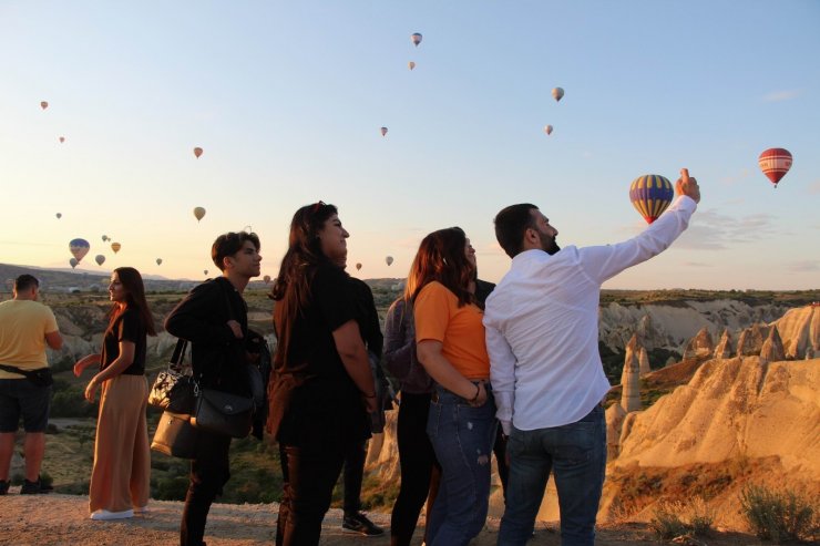 Kapadokya’da gökyüzünde görsel şölen