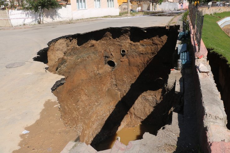 Çöken yolda oluşan çukurun boyutu gün ağırınca ortaya çıktı