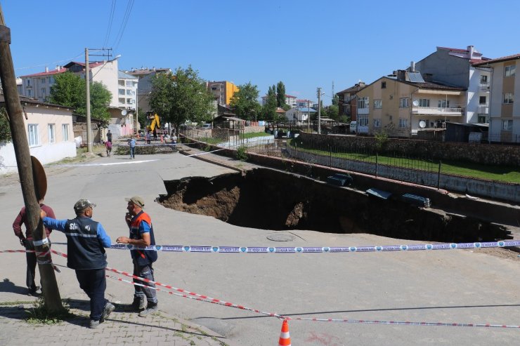 Çöken yolda oluşan çukurun boyutu gün ağırınca ortaya çıktı