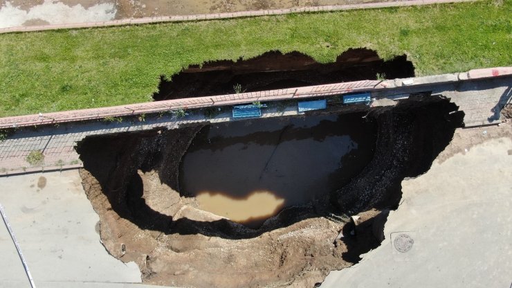 Çöken yolda oluşan çukurun boyutu gün ağırınca ortaya çıktı