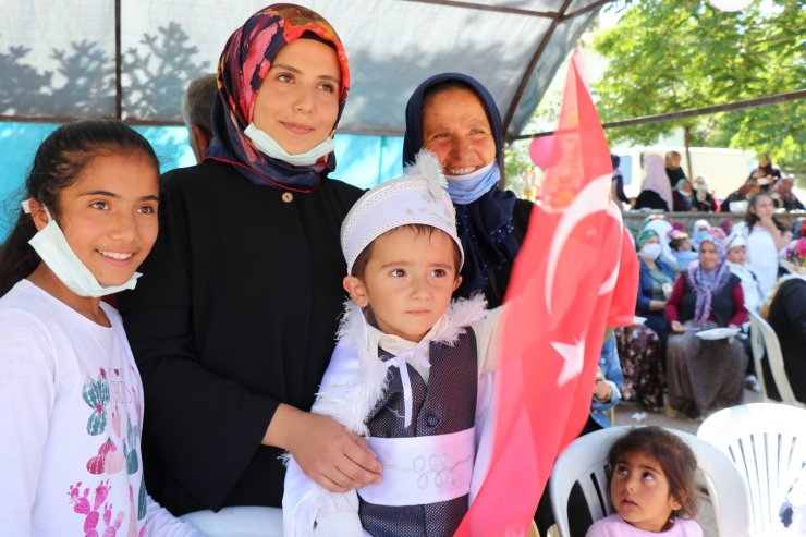 Aksaray Valiliğinden şenlik havasında toplu sünnet töreni