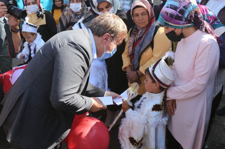 Aksaray Valiliğinden şenlik havasında toplu sünnet töreni