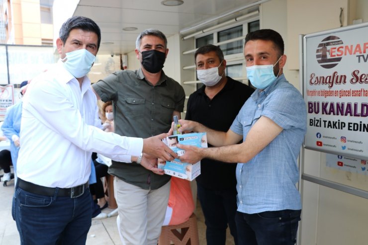 Aşı yaptıran esnafa kolonya ve maske hediye edildi