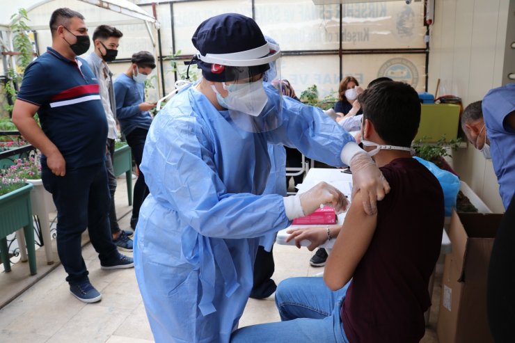 Aşı yaptıran esnafa kolonya ve maske hediye edildi