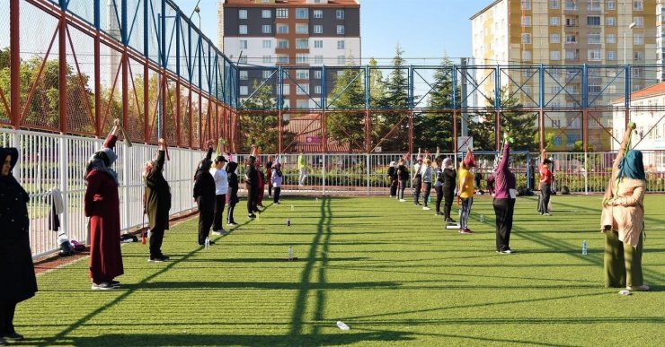 Parklarda spor başladı