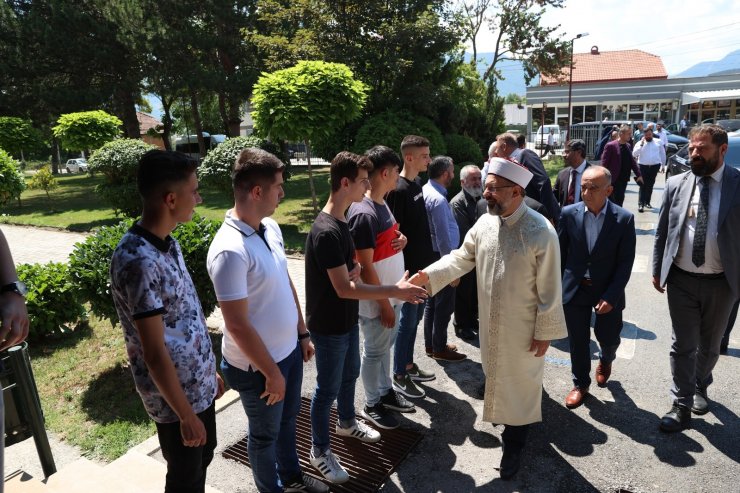 Diyanet İşleri Başkanı Erbaş, Gostivarlılarla bir araya geldi