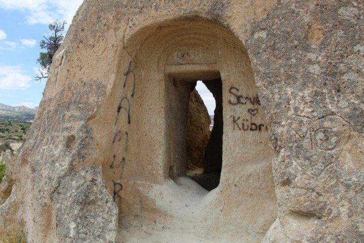 Kapadokya’da peribacalarına çirkin saldırı