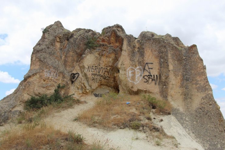 Kapadokya’da peribacalarına çirkin saldırı