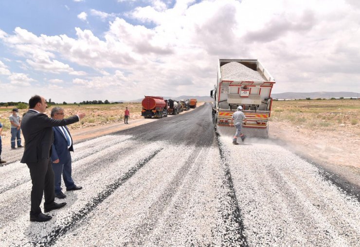 Başkan Altay mahalle yollarında sathi kaplama çalışmalarını başlattı