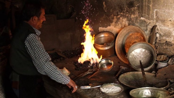 Asırlık dükkan da son kalay ustası