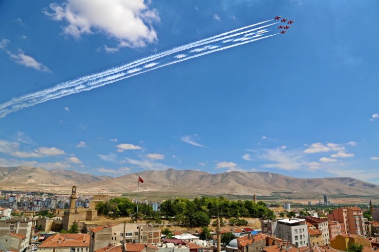 Türk Yıldızları Niğde’de gösteri yaptı