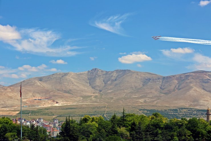 Türk Yıldızları Niğde’de gösteri yaptı